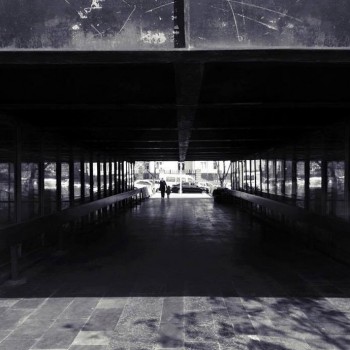 Проходящий «сквозь вестибюль» мостик, ведущий от проспекта Маршала Баргамяна в парк Влюбленных