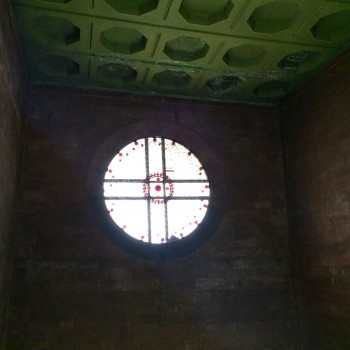 Мозаичное окно позади эскалаторного наклона станции Горцаранаин