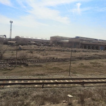 Электродепо Еревана, правее - станция Чарбах, влево - станция Шенгавит и основная линия метро