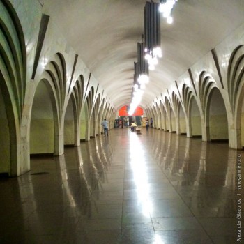 Станция Площадь Республики. Слева поезда движутся в сторону станции Барекамуцюн, справа - в сторону Площади Гарегина Нжде