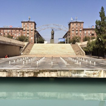 Памятник Сурену Спандаряну на площади Гарегина Нжде (ранее площадь также носила имя Спандаряна). На переднем плане - фонтан. Вход в метро - за спиной фотографа.