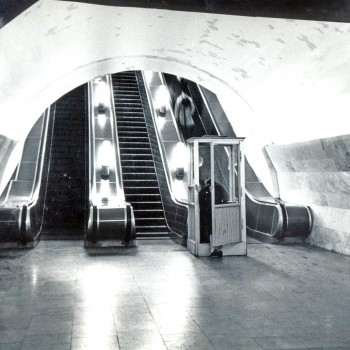 Эскалаторы, вид из ведущего к основному залу коридора