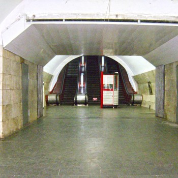 Эскалаторы, вид из ведущего к станции коридора