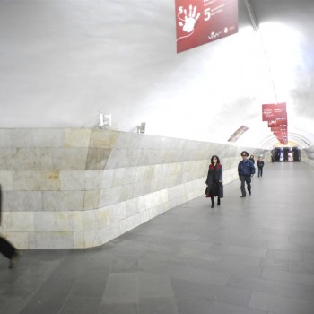 Фрагмент коридора, ведущего от эскалаторов к перронному залу. Сзади — коридор к эскалаторам, впереди — поворот к лестнице в перронный зал.