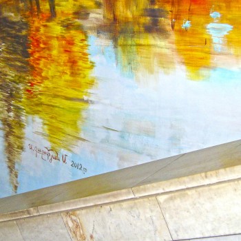 Фрагмент оформленной в 2012 году С. Галстяном стены (правой от соединяющей коридор с перронным залом лестницы) с автографом художника.