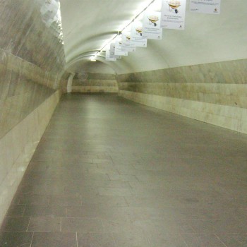 Фрагмент коридора, ведущего от эскалаторов к перронному залу. Сзади — коридор к эскалаторам, впереди — поворот к лестнице в перронный зал.
