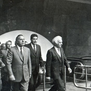 Карен Демирчян (Первый Секретарь ЦК КП Армении с 1974 по 1988, в центре) поднимается к выходу со станции
