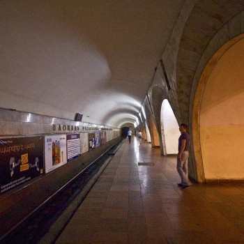 Тоннель, выезжающие из которого поезда направляются в сторону станции Барекамуцюн