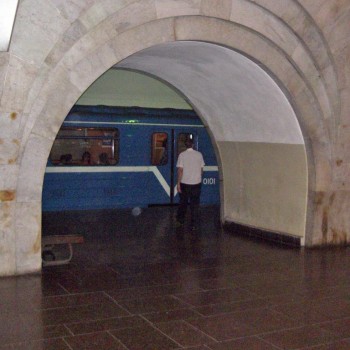Перрон и вагон состава, направляющегося в сторону станции Барекамуцюн