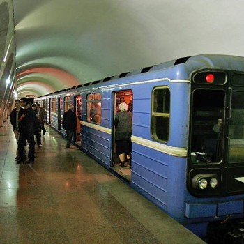 Состав метро на перроне станции