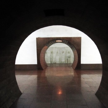 Виду путевой стены станции через 2 межпилонных арки
