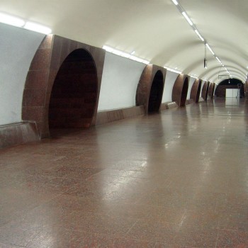 Перронный зал станции, вид от входа на глухой торец