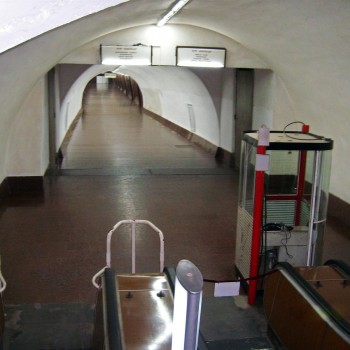 Вид на вход в перронный зал станции с эскалатора