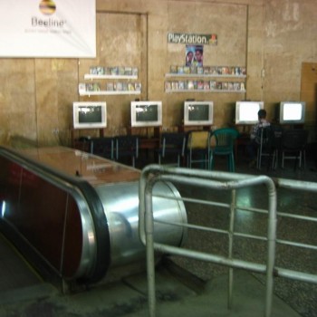 Интернет-клуб в вестибюле станции «Площадь Гарегина Ндже» в октябре 2010 года. Фото с сайта http://transportglobus.info