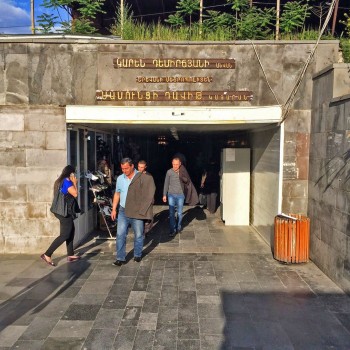 Вход в подземный переход и на станцию метро «Сасунци Давид» со стороны стоянки междугородних автобусов и улицы Севан
